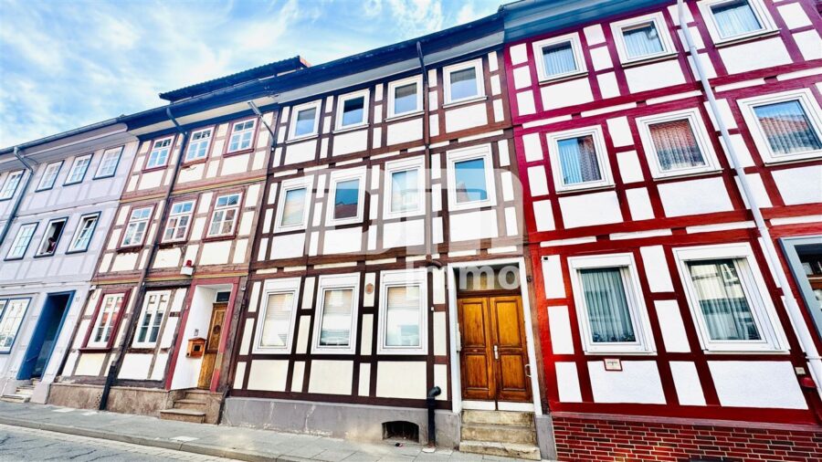 Historisches Fachwerk-Juwel mit attraktiver Rendite im Herzen von Northeim - Frontansicht Titel